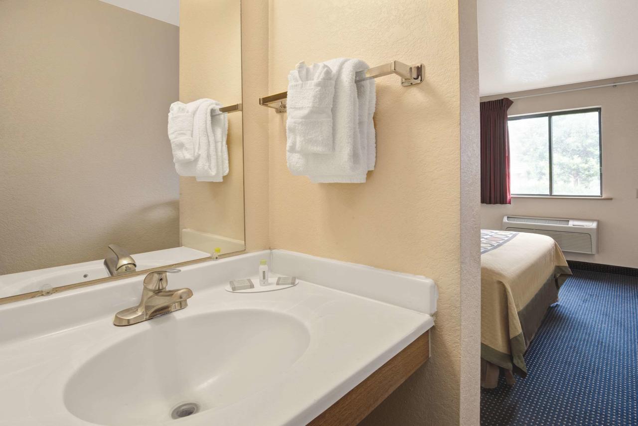 Super 8 By Wyndham Albuquerque West/Coors Blvd Hotell Eksteriør bilde